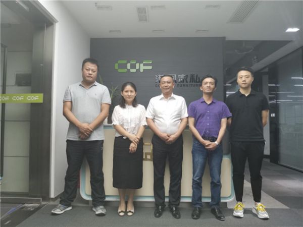 2019年8月5日，重庆家具行业协会秘书长丁华带队参观了港风家私位于璧山青杠工业园的厂区。