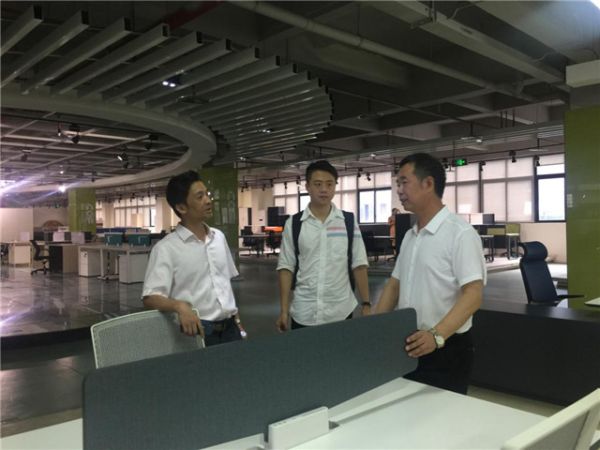 2019年8月5日，重庆家具行业协会秘书长丁华带队参观了港风家私位于璧山青杠工业园的厂区。