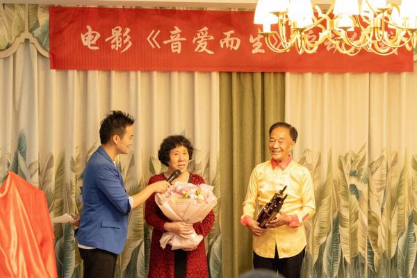 （豫剧演员李秀英、老一辈笙演奏家张汉昌 现场合作豫剧与来宾互动）