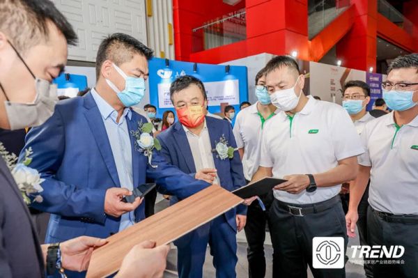 三棵树家居新材料工厂总经理施连军向现场嘉宾介绍小森科创板产品