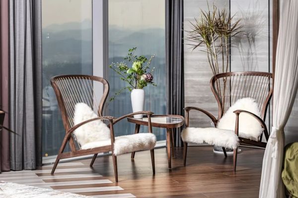 房间里有沙发和椅子 中度可信度描述已自动生成