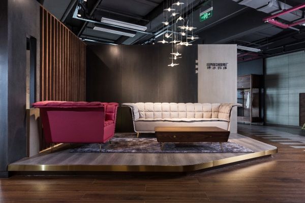 桌子上摆放着黑色的机器 中度可信度描述已自动生成