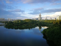 当初买房选了中间户，入住才知视野太差，白瞎了小区的好风景