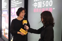 红宝石唐山市专卖店负责人胡克玲：红宝石每个产品都是艺术品