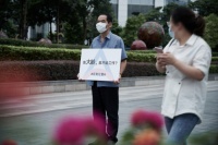 街头上演文明行为艺术：每个人都有TA的位置