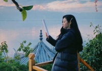 景甜家的落地窗真抢眼，卫生间也算整齐，“小公主”还有专属小屋