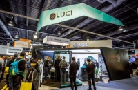 露曦科技1023寸巨幕头显，视觉听觉双重体验