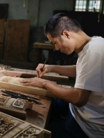 岭南工匠系列专访之木雕大师卢庆合：匠心传承，精雕细琢刻人生