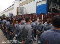 砸！绝不让问题门走出和乐门业的大门！