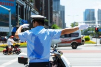 高温下的坚守 党支部结对慰问高温下坚守一线的真“汗”子