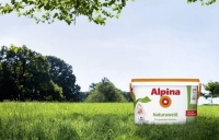  暑假期间，在甘肃省西和县洛峪镇中心小学，学校组织教职工对校园进行油漆粉刷，但多名老师因为...