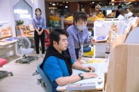 郎朗现身光明园迪门店，对品质设计赞不绝口