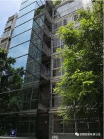 孚朗吉旧楼加梯 满足老人通行安全需求