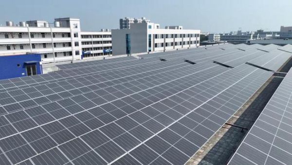 屋顶变身发电站！皇派门窗智能工厂以「光伏」之力，迈向低碳未来