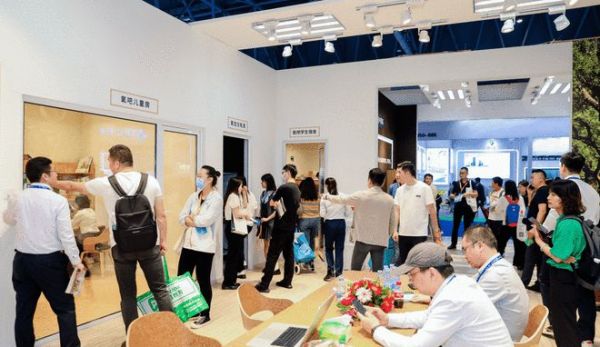 得高补氧学习桌亮相第83届中国教育装备展示会，富氧科技助力青少年智慧成长