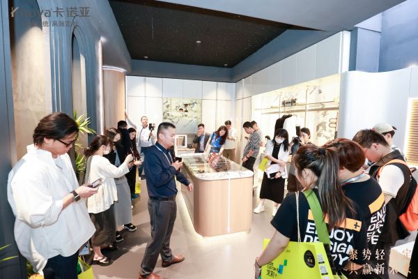 图：金定奖专家评委团亲临卡诺亚轻高定展馆评测