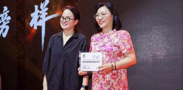 双奖加冕，实力引领 | 贴得稳品牌荣获2025榜样力量双项大奖！