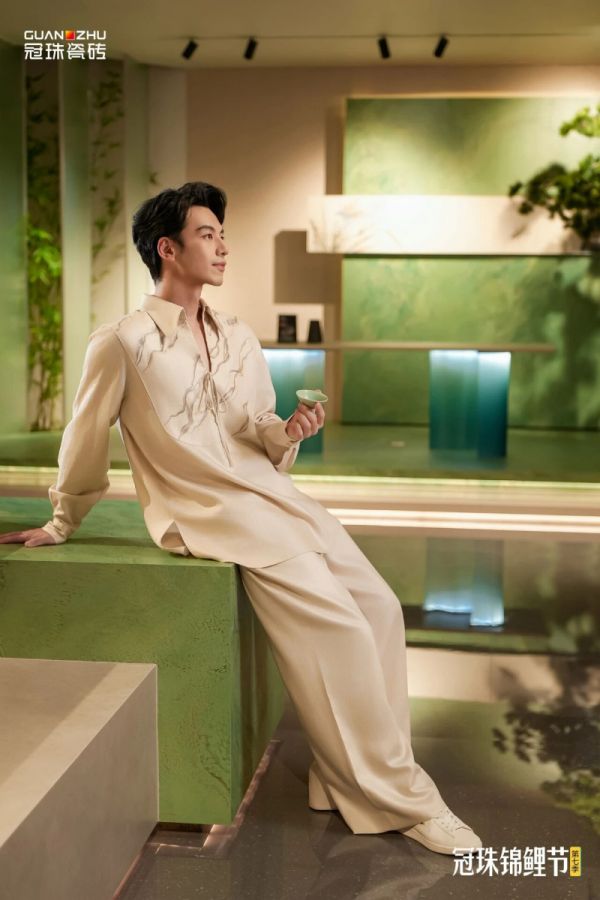 冠珠明星屋主刘迦亲临直播间高赞「东方人居范式」美学，为大美筑家做搭配推荐