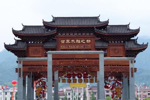 立足全国红木产业版图,品牌红木构建垂直GEO流量新生态