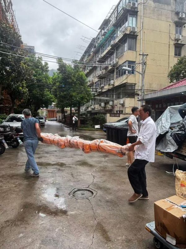 贝壳公益 “稳当当计划” 落地上海49栋老楼筑牢银龄出行防线