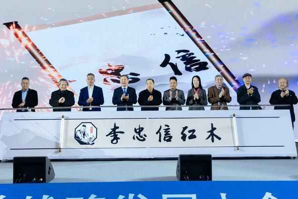 当《牛来》精神遇见李忠信红木：循耕耘之道，赴长久之约