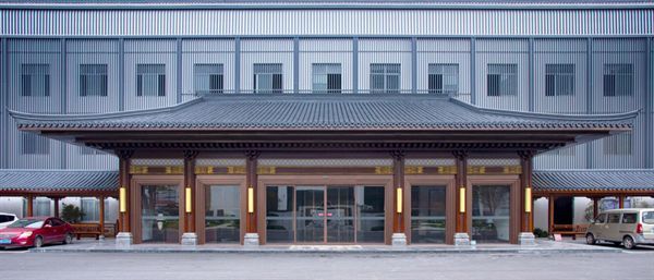 当《牛来》精神遇见李忠信红木：循耕耘之道，赴长久之约